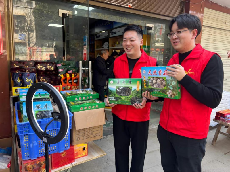 志愿者在开展助农直播。