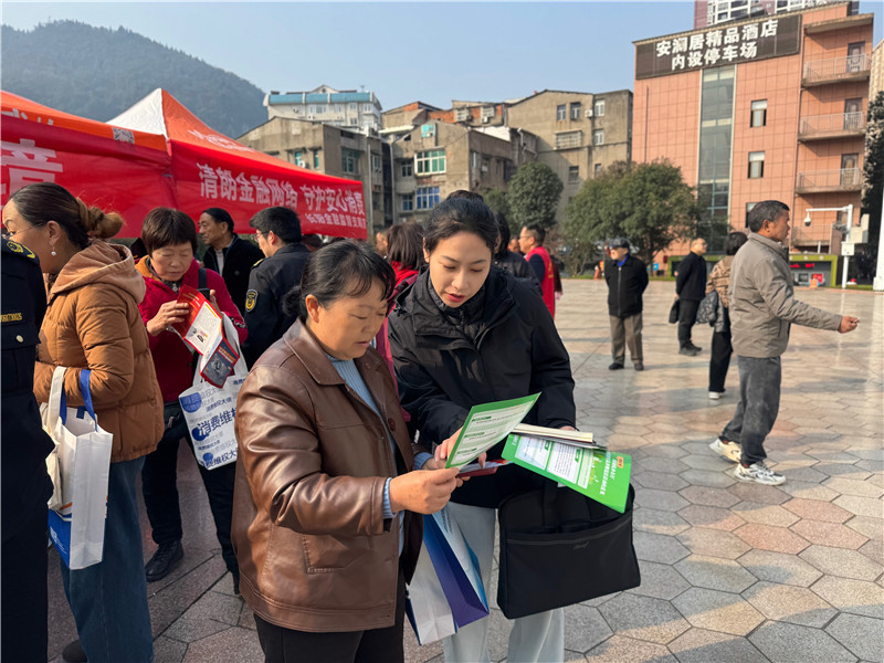 工作人员（右）向群众讲解发放法治宣传资料