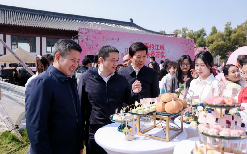 活动现场品尝江汉大米所作食物。