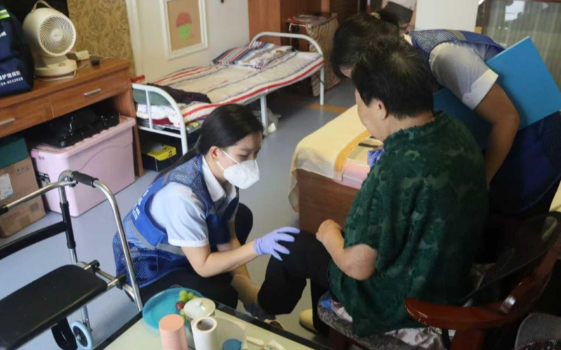 养老服务公司的签约护理员护理老人。