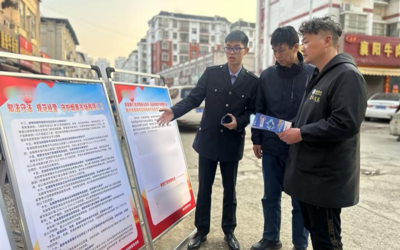 工作人员向来往群众进行普法宣传。