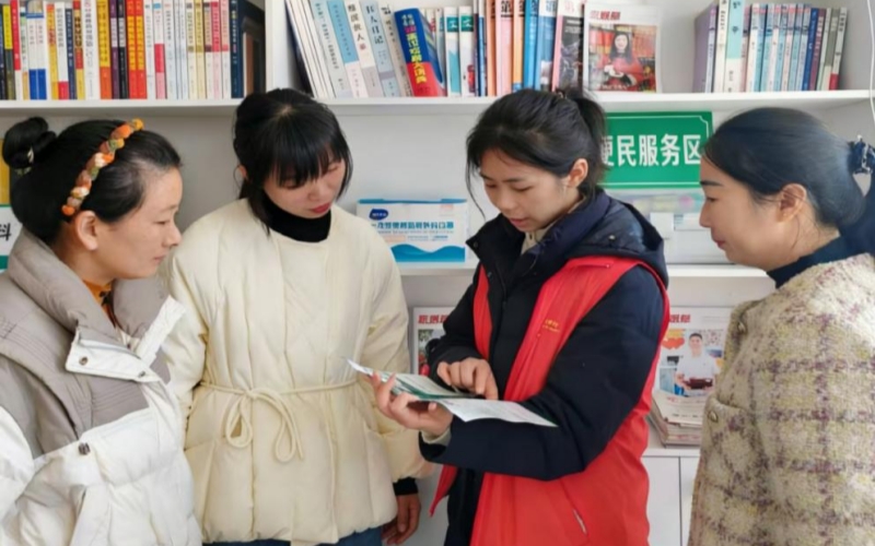 工作人员在乡村便民服务点开展普法宣传。