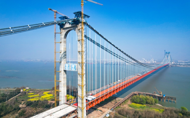 湖北燕矶长江大桥建设现场。
