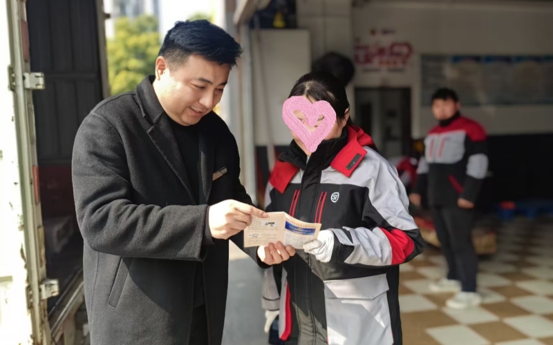 金融宣传小分队将服务送到城市奔波者身边。