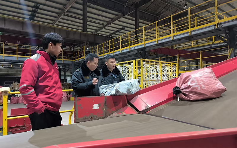 专卖执法人员始终坚守一线。