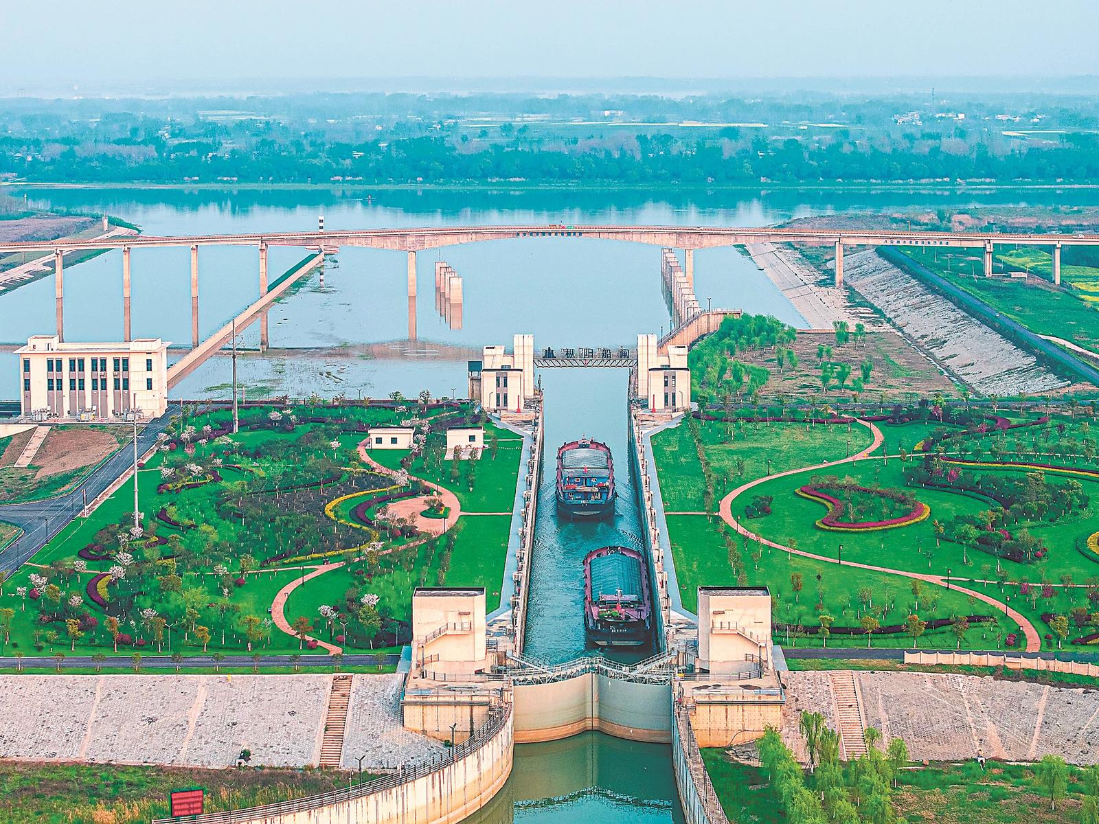 4月1日，枞阳县，货运船舶经菜子湖线航道通过枞阳船闸进入长江。
