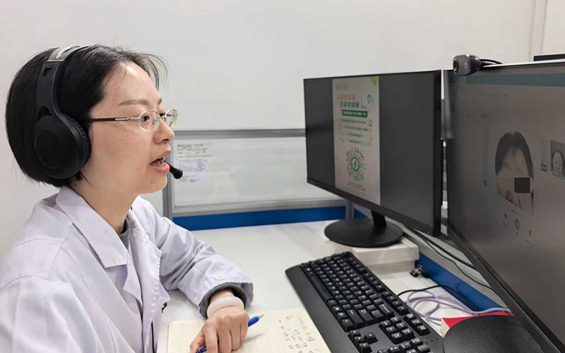 武汉市中心医院线上便民门诊专职医生与患者进行视频接诊