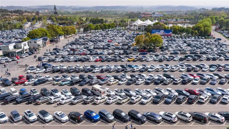 木兰草原停车场爆满。