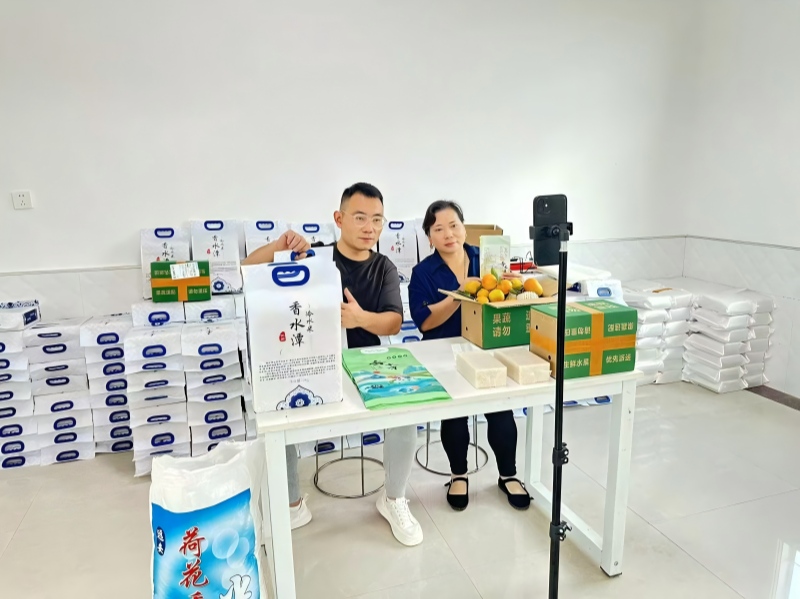 直播室直播销售村优质大米、柑橘