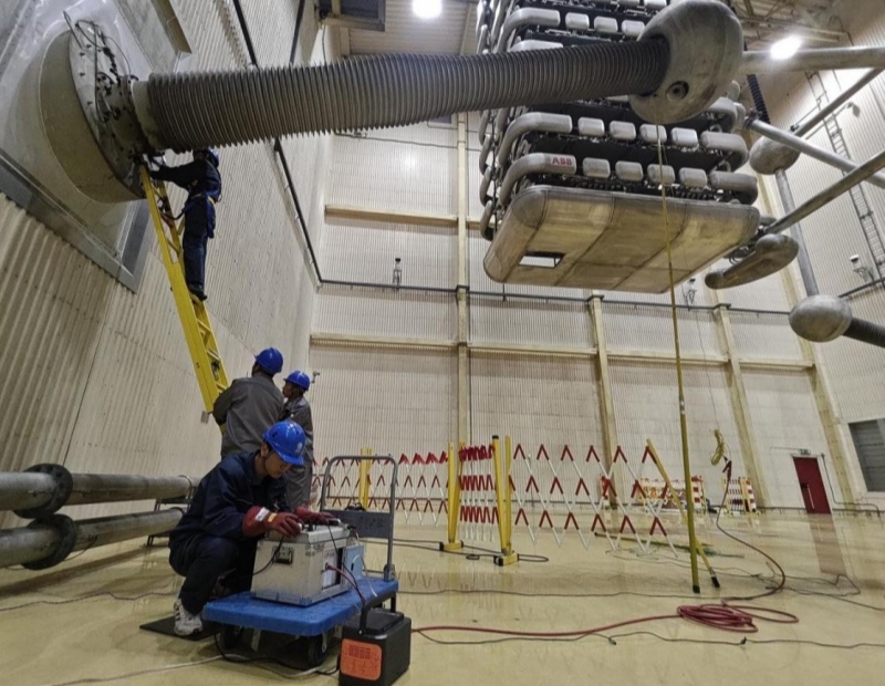 国网湖北直流公司检修人员正在对换流变套管开展电容量和介损试验。姚明书摄