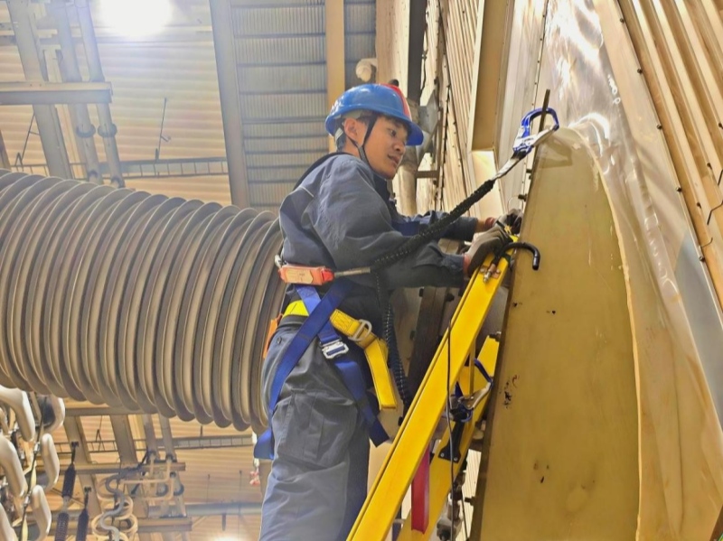 国网湖北直流公司检修人员正在对极Ⅱ换流变YD-B相换流变套管开展绝缘试验。姚明书摄