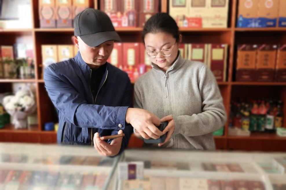 工作室成员帮助零售客户整理价签