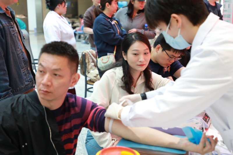 田锋和孟祥凤并肩坐上采血椅。杨京摄