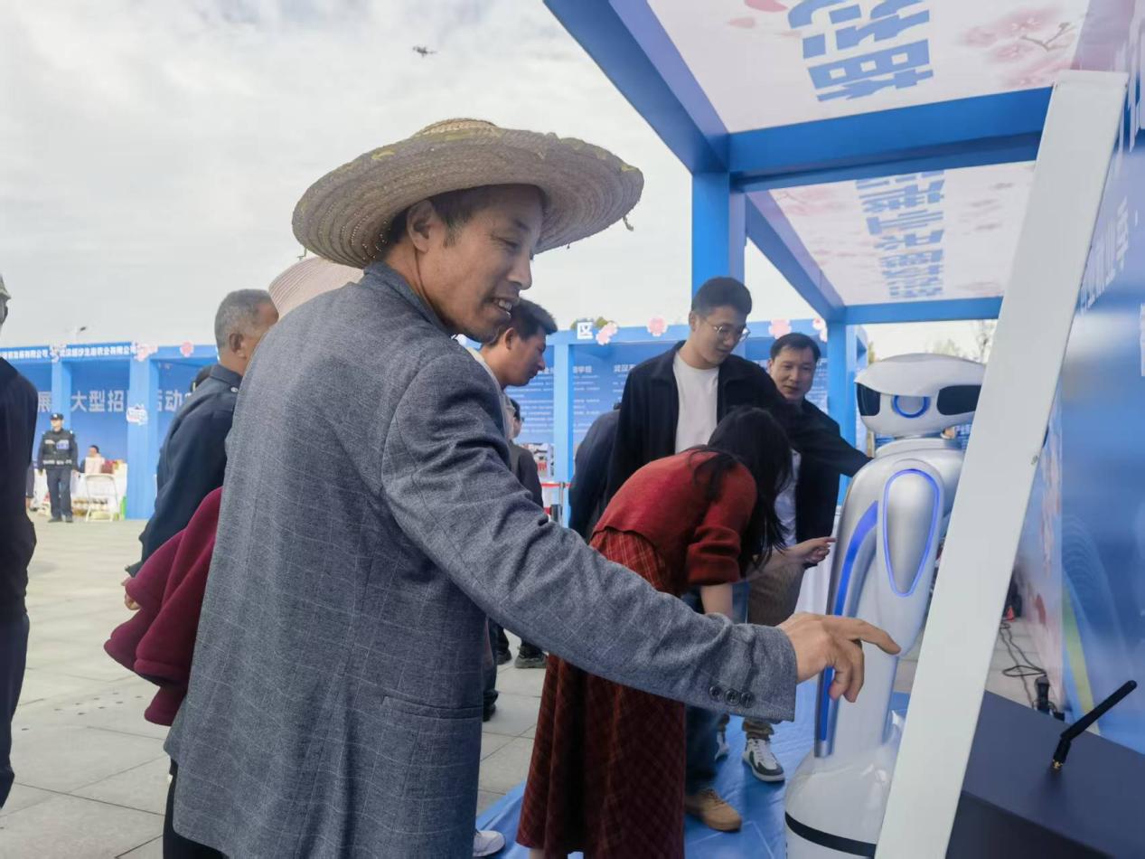 智慧就业专区围满了好奇的市民。