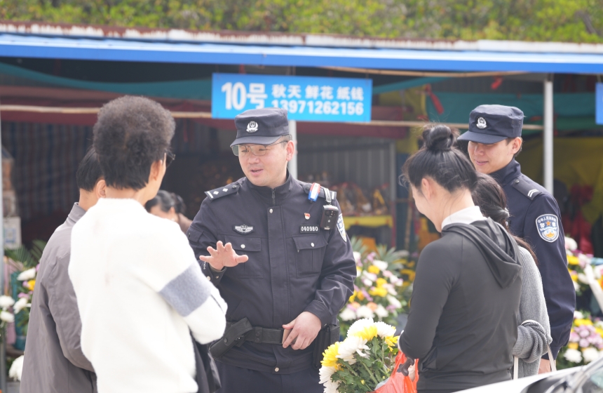 黄陂民警墓区疏导。