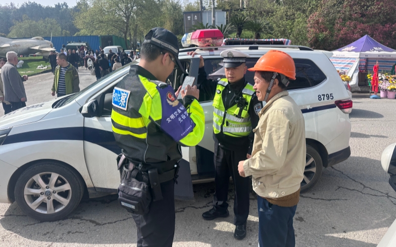 东新交通大队民警找手机_。