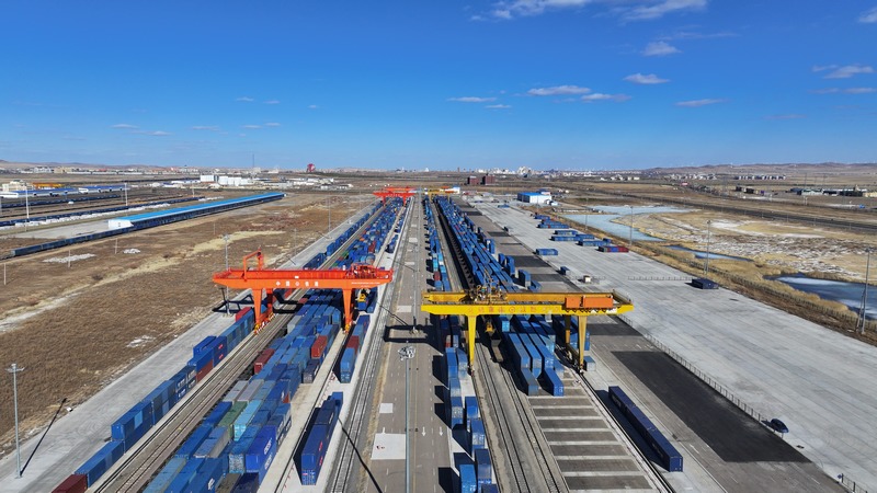 满洲里站集装箱场对回程中欧班列进行换装作业。黄旭摄