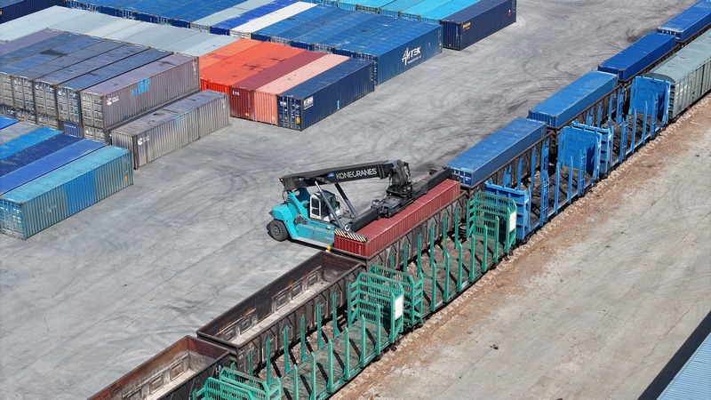 在绥芬河站，正面吊正在对中欧班列进行装车作业。曲艺伟摄