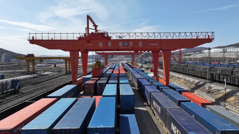 绥芬河站集装箱换装场正在对中欧班列进行换装。曲艺伟摄