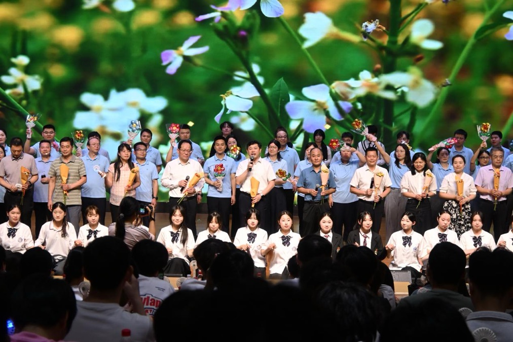 全体校领导和毕业班班主任上台齐唱《祝福》 。