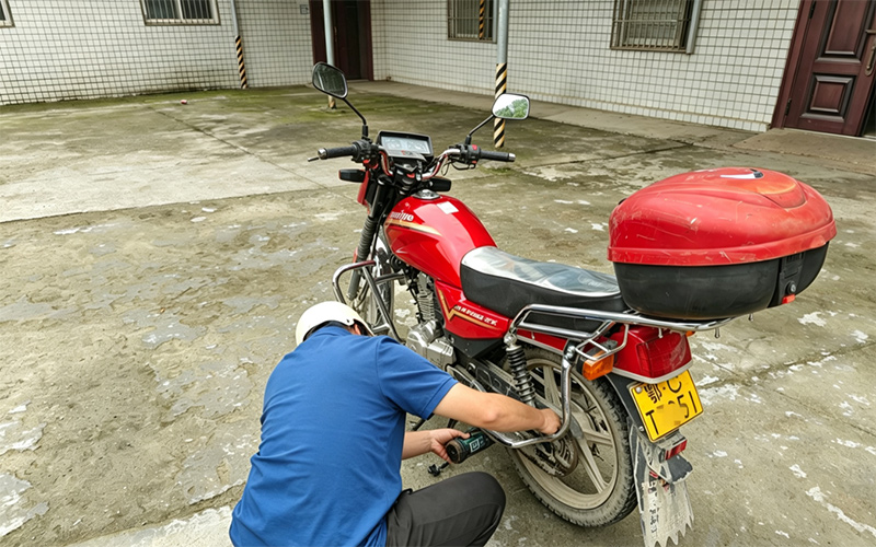 沈技术在保养摩托车。王哲铭摄.jpg