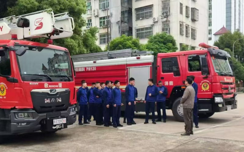 物流中心组织进行安全演练。陈红摄