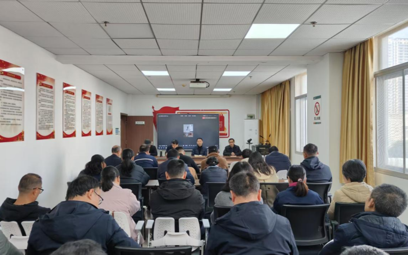 物流中心开展安全复盘会。王孟怡摄