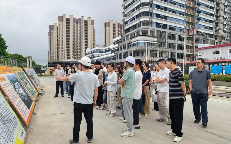 青年干部走进项目参观。