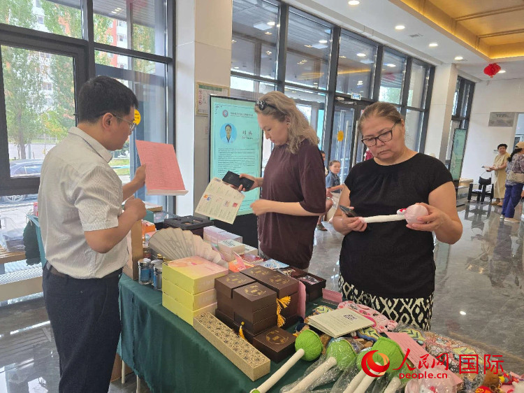 中医文创产品吸引当地民众驻足。人民网记者 李强摄