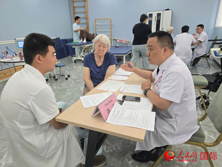 义诊活动现场。人民网记者 李强摄