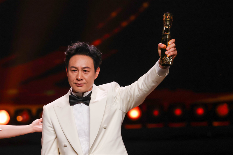 张颂文凭借《纸盒藏迷》获最佳男演员。  人民网记者 王初摄