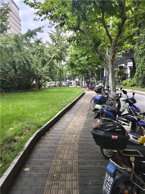 整改后,盘古路公交站附近人行道畅通。实习生 张茗弈摄