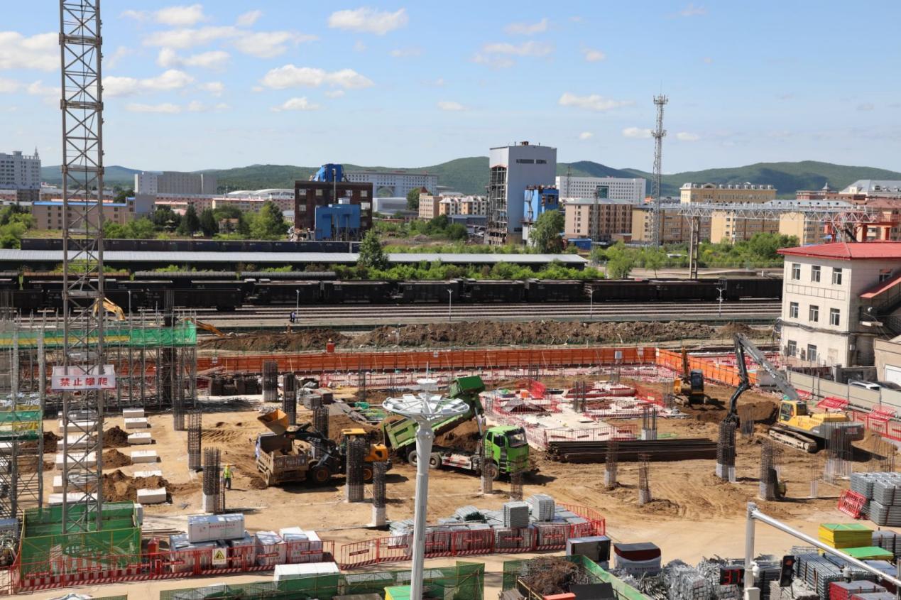 富加铁路工程新建加格达奇站房施工现场(资料图)。中国铁路哈尔滨局集团有限公司供图
