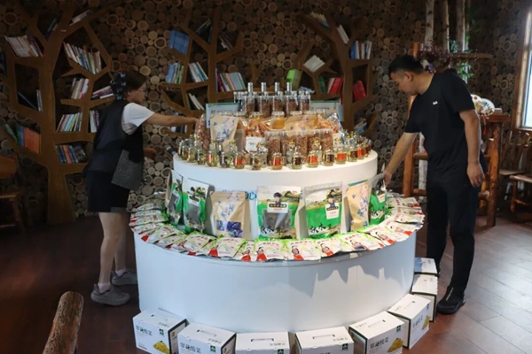 朗乡花海景区森林食品展示销售专区。大箐山县委宣传部供图