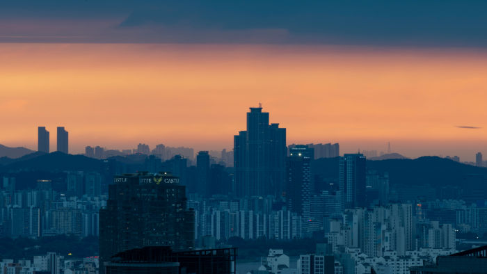 这是7月18日在韩国首尔的南山塔上拍摄的黄昏景色。新华社发(全休相摄)
