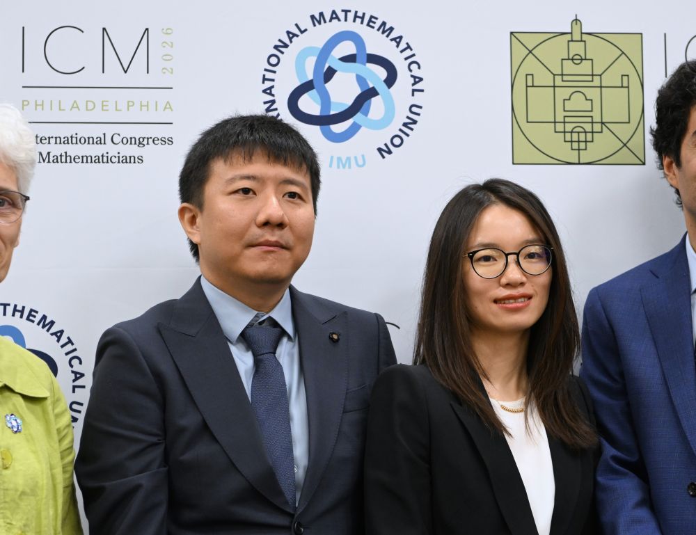 图为7月23日，在美国费城，中国数学家邓煜（左）、王虹在获奖后的记者招待会上合影。新华社记者李睿摄