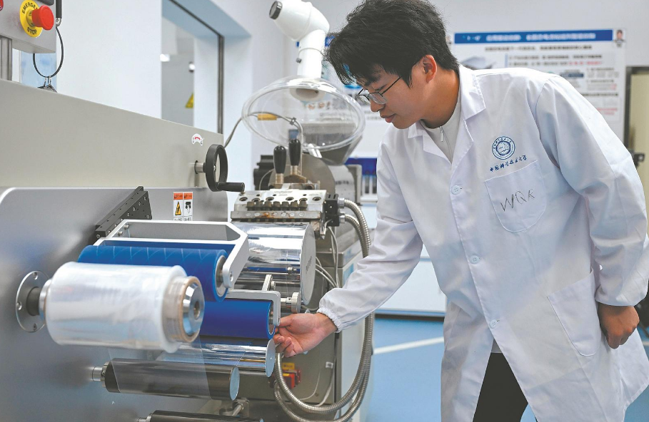 7月21日，在科学智能物质创制中心，科研人员将聚合材料加工成薄膜。
