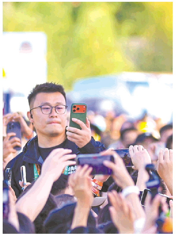 10月1日下午,聊城九州洼月季旅游景区,2026聊城新青年音乐节开唱。