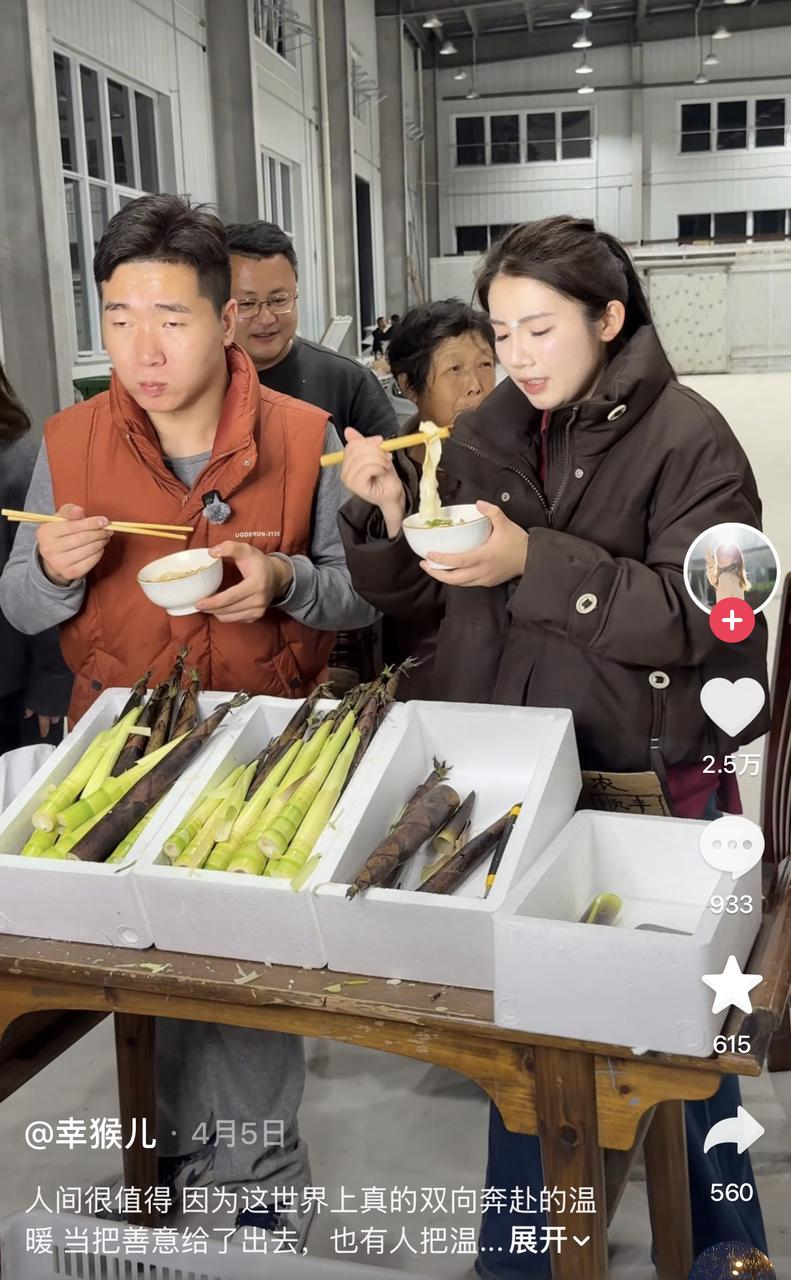 刘幸(右)在黄山直播销售雷笋。受访方供图